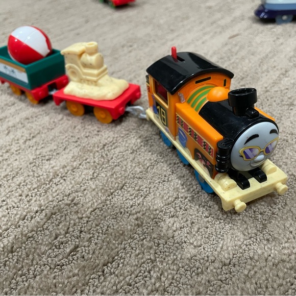 4 Thomas & Friends motorized trains + Track Set “Fix ‘em Up Friends” - Picture 3 of 9